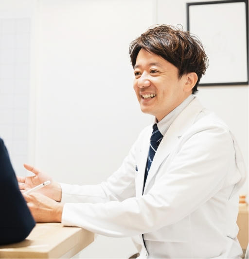 患者の話を聞く関口医師