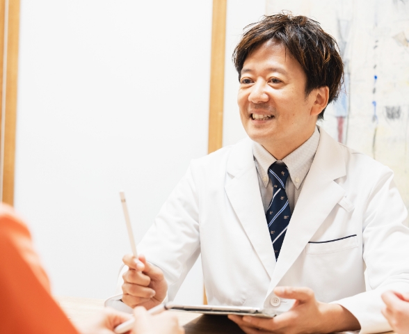 患者の話を聞く関口医師