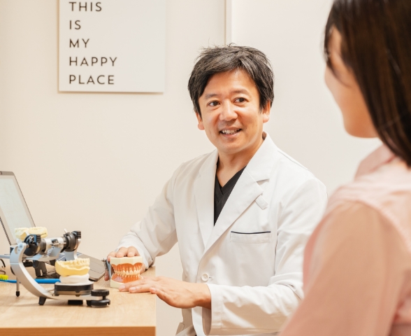 患者に説明を行う関口 寛之院長