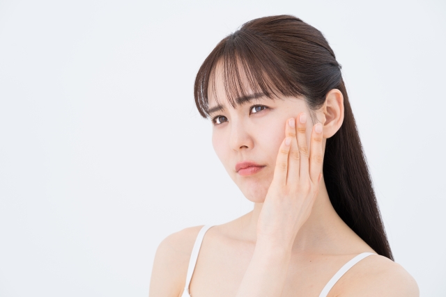 歯の痛みを感じる女性