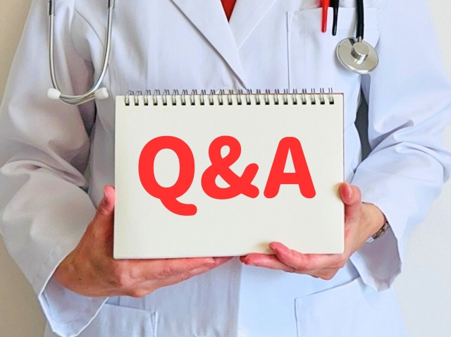 Q&Aと記載したスケッチブックを持つ医師
