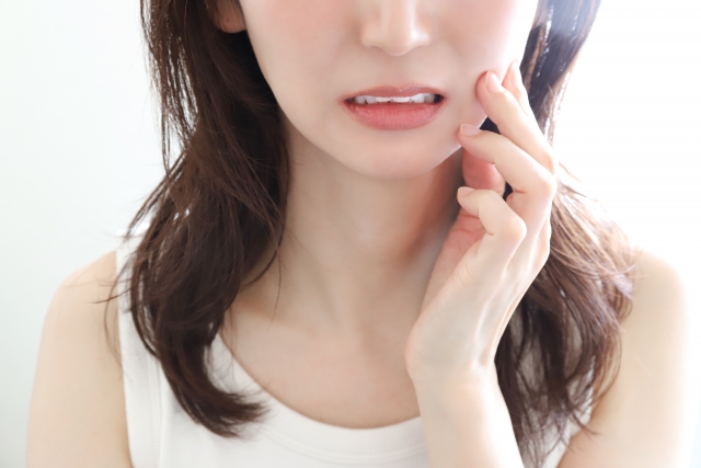 奥歯の痛みを感じる女性