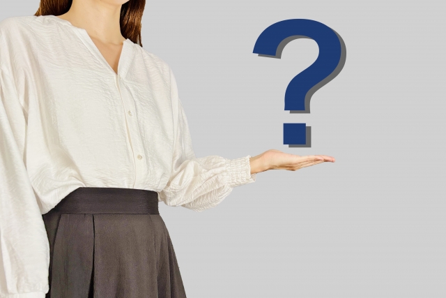 ？マークを浮かべる女性