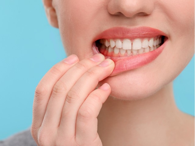 前歯を気にする女性