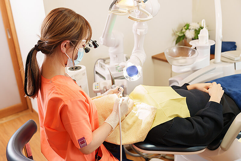 歯科医院でのメンテナンスの様子