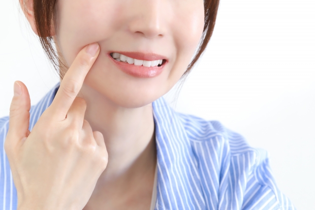 虫歯を気にする女性