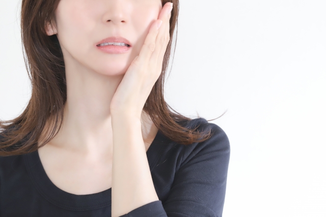 悩んでいる女性