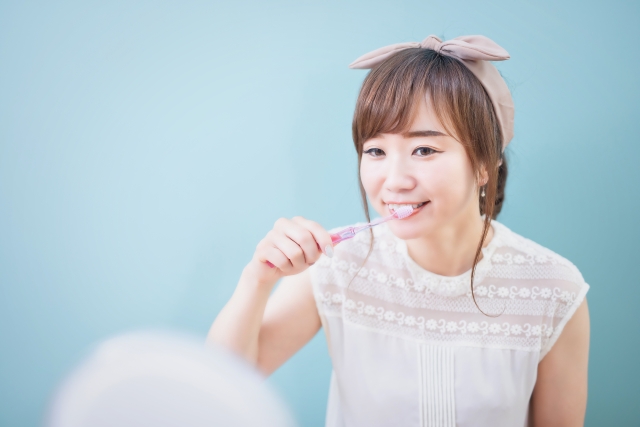 歯磨きをする女性