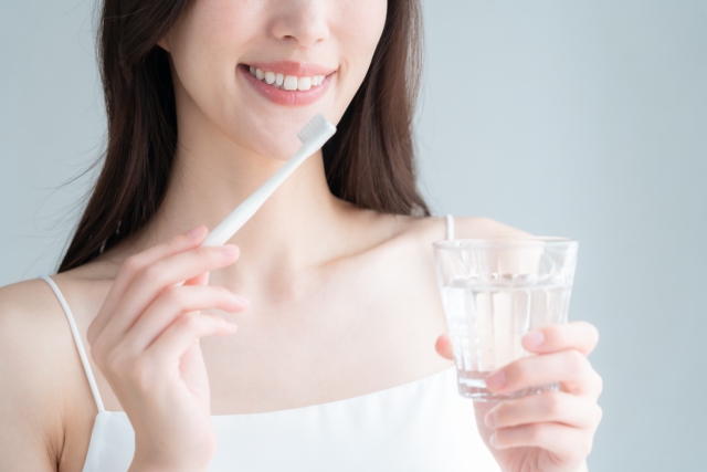 歯磨きをする女性