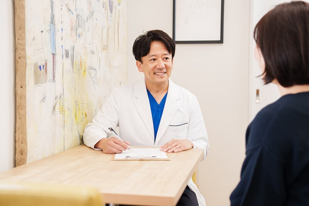 患者のカウンセリングをする歯科医師