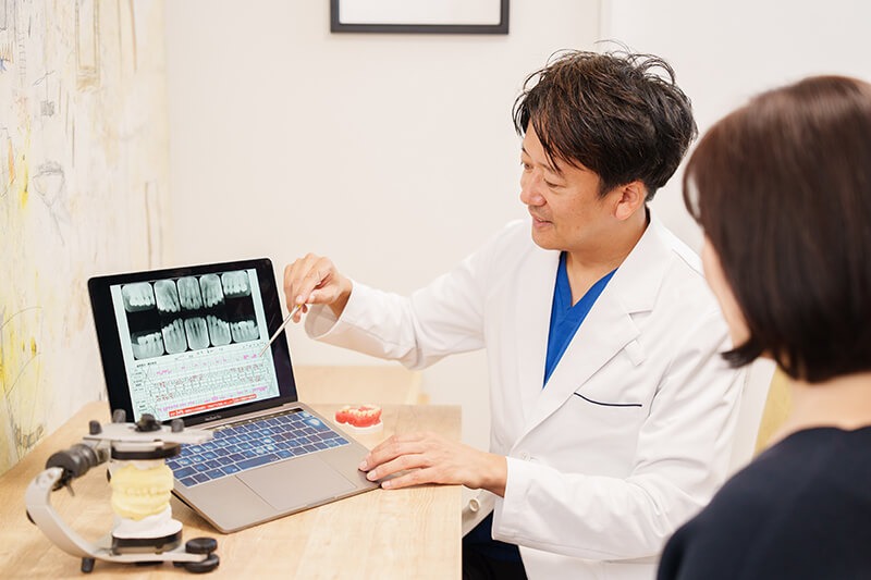 治療の説明をする歯科医師