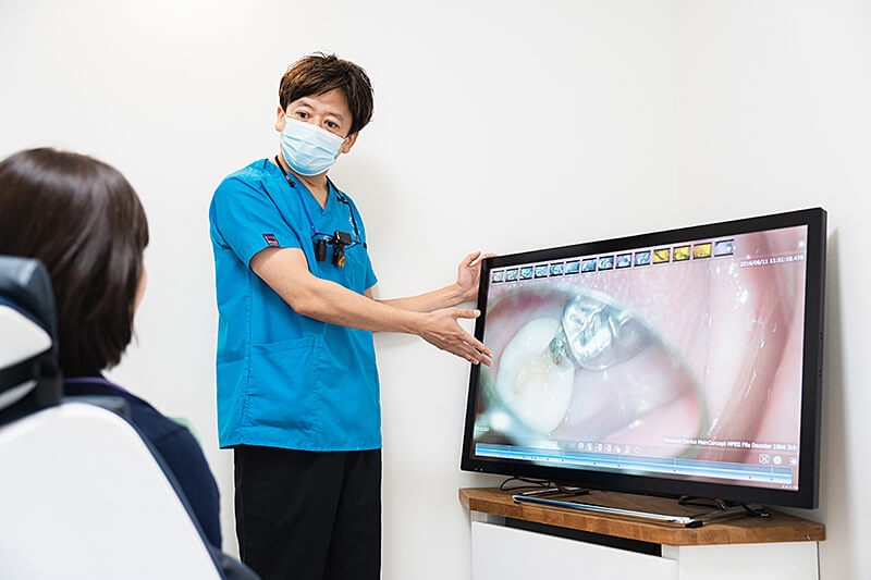 患者に説明をする医師
