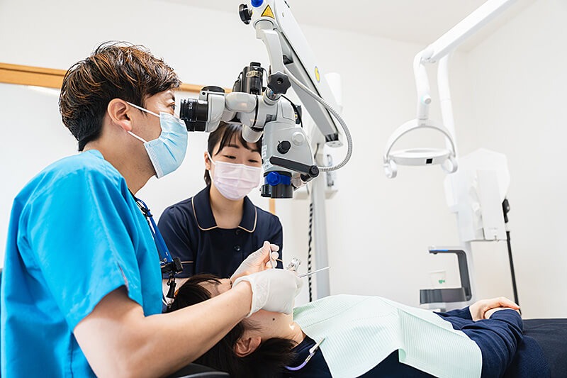 精密な歯科治療を行う様子