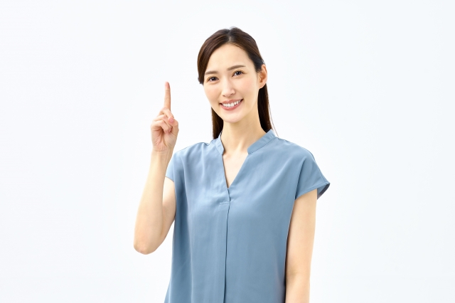 指さしポーズの女性