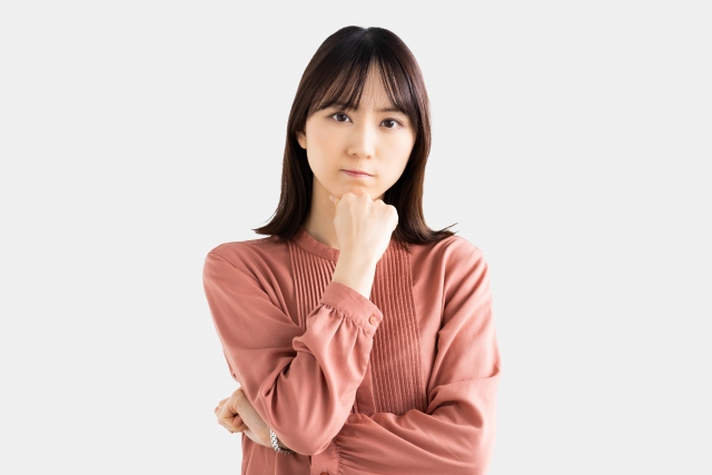 考えことをする女性