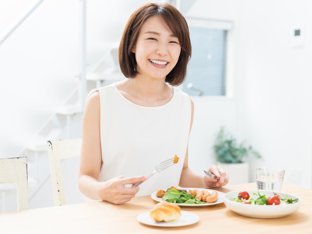 食事をする女性