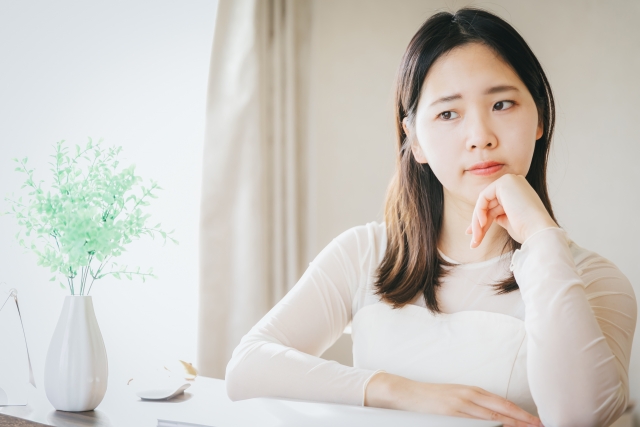 考えている女性